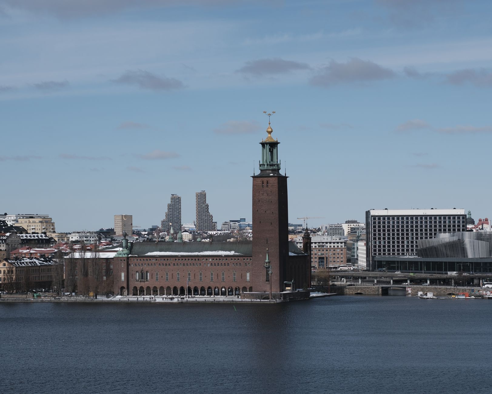 Kontorsbebyggelse i centrala Stockholm där läge och geografi påverkar lönestrukturer och personalkostnader.